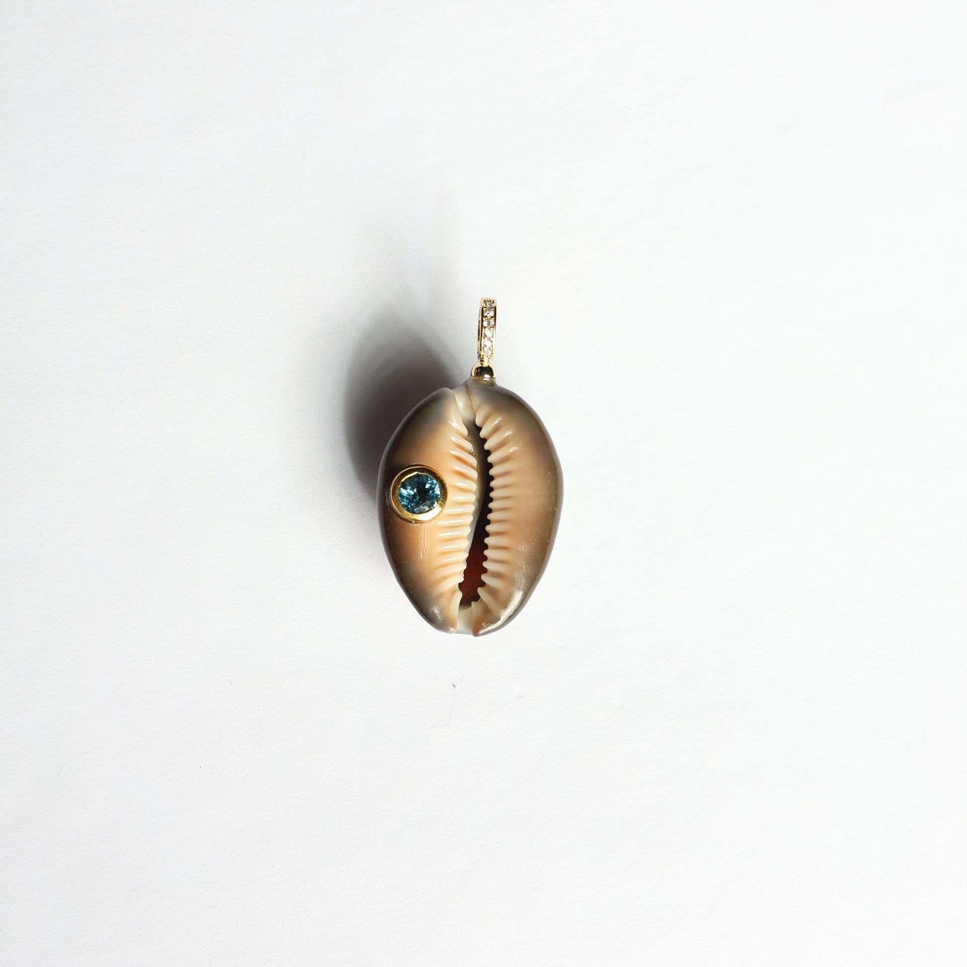 Cowrie with blue topaz gp